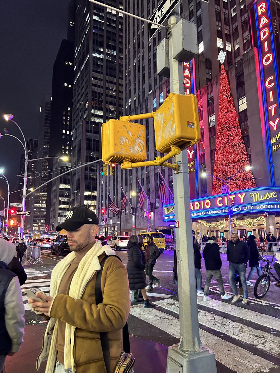 zerofourninewun's tweet photo. Christmas in New york 🎄🤍 https://t.co/TKEbYqJzwH