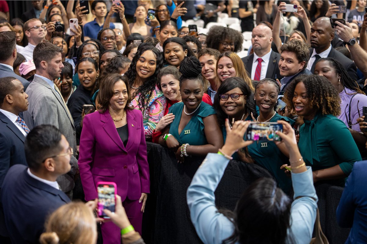 VP46Archive's tweet photo. I was honored to meet with more than 15,000 students across the nation during my college tour.

They are leading in their communities — and I know America’s future is bright because of it. https://t.co/Mebz49DG9y