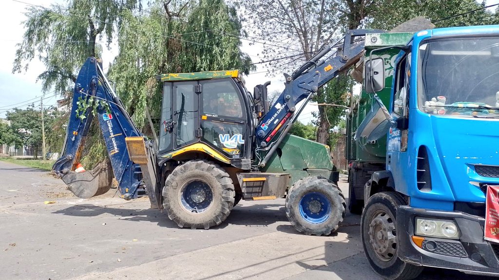AgenOperativos's tweet photo. 🚮Limpieza y recolección en varios puntos de nuestros barrios:
📍Barrio Santa Catalina
📍Ingeniero Budge
📍Villa Albertina
📍Lomas Centro
Contribuyendo juntos a la limpieza y al bienestar vecinal.💚
#Limpieza #BarriosLimpios #BienestarVecinal #LomasEsEnEquipo #MLZ https://t.co/W5qatcGFUx