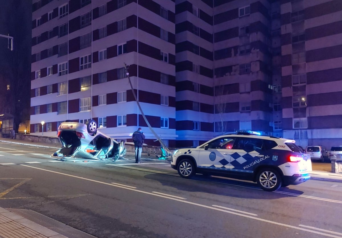 EloyTP's tweet photo. #Coruña - Importante accidente en la Avenida de Monelos.

Coche volcado 🚙 tras impactar con un semáforo 🚦

@Policia_Coruna 🚓 ya en lugar. 

#Tráfico 🚗 https://t.co/bu9F4MQMtW
