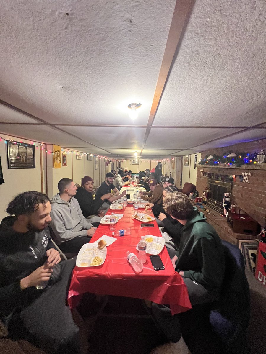 UNOHRacersMBB's tweet photo. Special thanks to the Wagner family for opening up their home and providing us with a great meal . We appreciated the fun games and opportunity to relax in your home.

Also special thanks to Shannon Stewart for providing our guys a wonderful lunch after our late morning practice. https://t.co/6tf30ChU0W