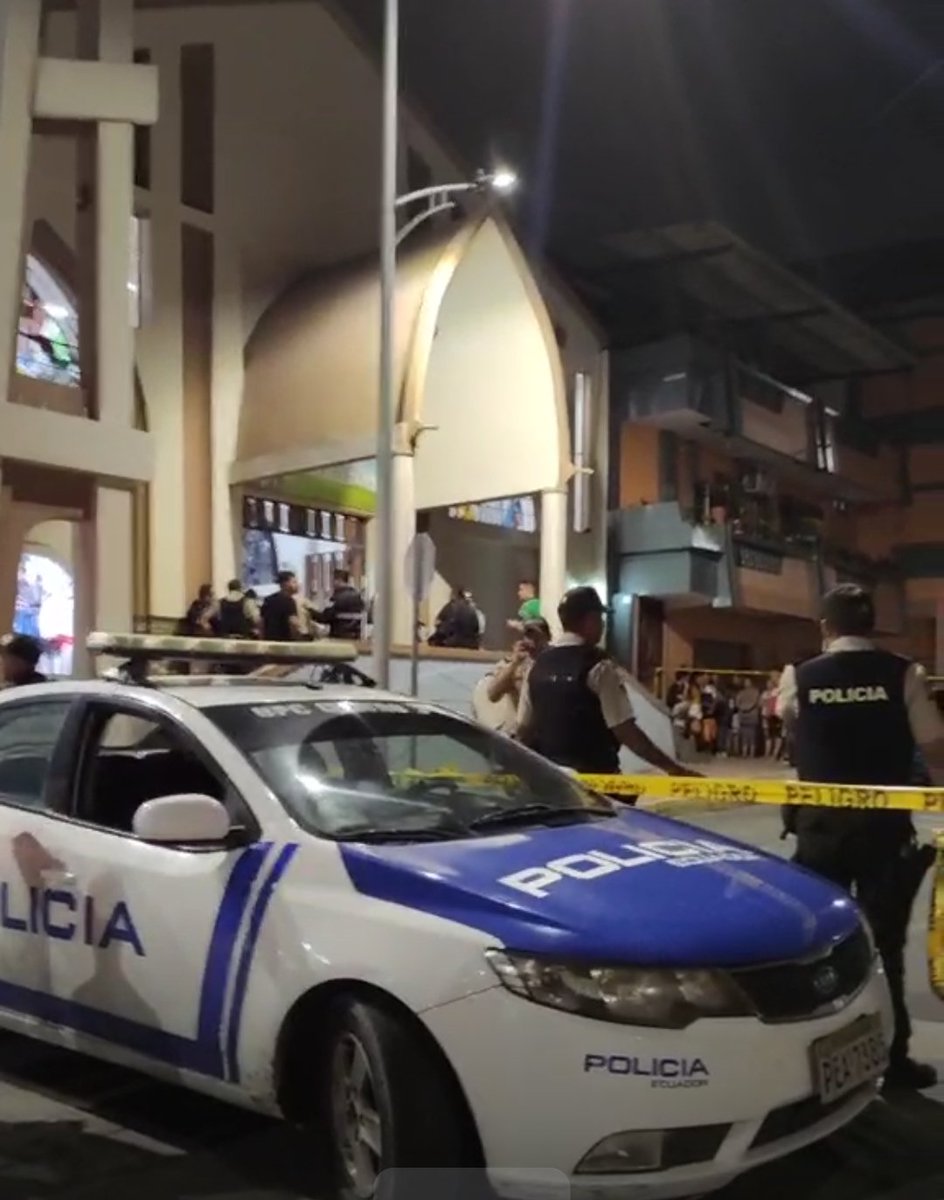 NI EN LA IGLESIA ESTAMOS A SALVO
Sicarios con fusiles ingresaron a la iglesia María Auxiliadora en la parroquia Los Esteros, Manta - Manabi y asesinaron a un hombre con 20 balazos, un niño de 11 años fue alcanzado por balas perdidas y también murió tras ser llevado a un hospital.