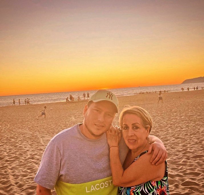 erksovi's tweet photo. Nuestro último atardecer del 2023 juntos 🧡 

Te Amo Ma 👩🏼‍❤️‍👨🏼✨ https://t.co/Gyg4nTx7gm