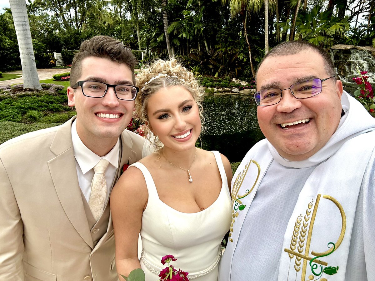 mikejcalderin's tweet photo. 12-28-23: Bradley and Salena at Deer Creek Weddings. #perfection #greatcoupletowed #dynamicduo #TheLeadingCauseOfMarriage #mjcalderincap #michaeljcalderin #VowMaster #bestweddingofficiants #weddingchaplain https://t.co/RDhKCutjza