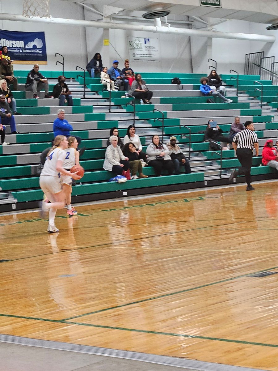jleonard1318's tweet photo. Girls basketball was back in action tonight, taking on Moore at the Western Holiday Hoops Classic. We came away with a 4 point win in a very close game. On to the semifinals, where we will play Valley at 7:00pm tomorrow night. Great game Lady Bears! @LadyBears8 https://t.co/muXuByhlpe