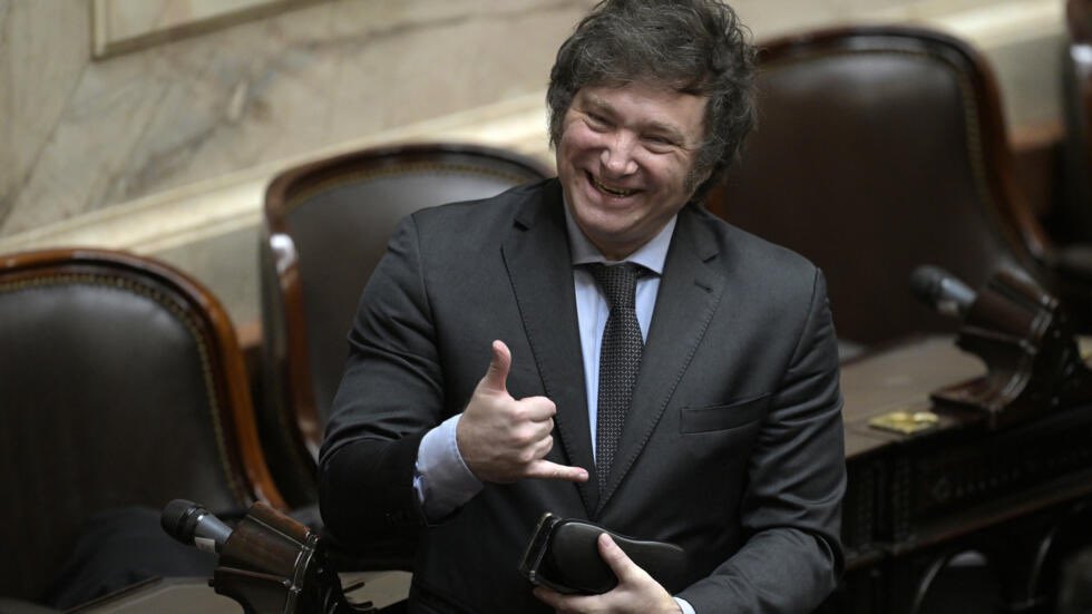 ElTrumpista's tweet photo. 🔴 ENCUESTA: La gente quiere que el Presidente Milei privatice las principales empresas públicas

- Porcentaje población a favor su privatización:

📺 TV Pública - 70%

💧 Aysa - 66%

✈️ Aerolíneas Argentinas - 65%

🚂 Ferrocarriles - 60%

⛽️ YPF - 51%

🗳️ DC Consultores - 28/12 https://t.co/gbfy85vIaF