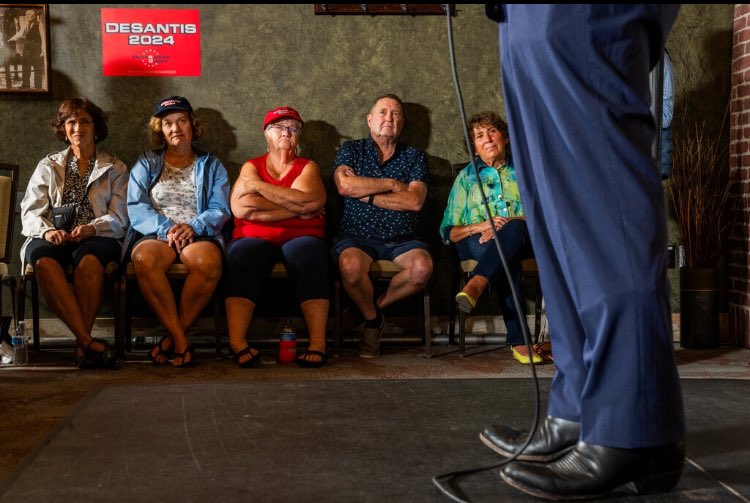 This photo is <a href="/dieworkwear/">derek guy</a> bait nytimes.com/2023/12/24/us/…