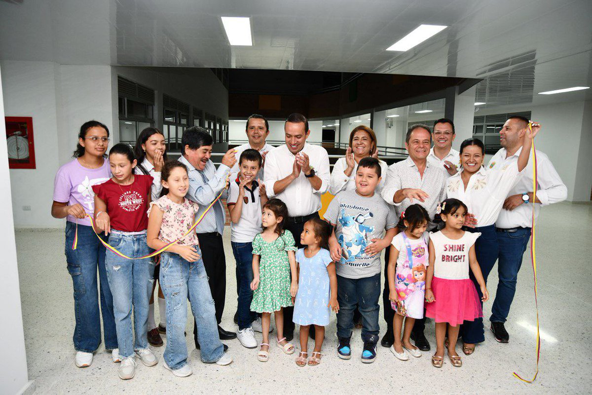 MAguilarHurtado's tweet photo. ¡Lo prometimos y lo cumplimos! Hoy Inauguramos el megacolegio Pedro Santos Sede A en #Pinchote, invertimos más de 16 mil millones de pesos para una edificación de 3 pisos con una 27 aulas, 4 laboratorios, auditorio, restaurante escolar, baños y área administrativa, para así lograr que cerca de 600 estudiantes de zonas urbanas y rurales reciban educación de calidad en las mejores instalaciones.