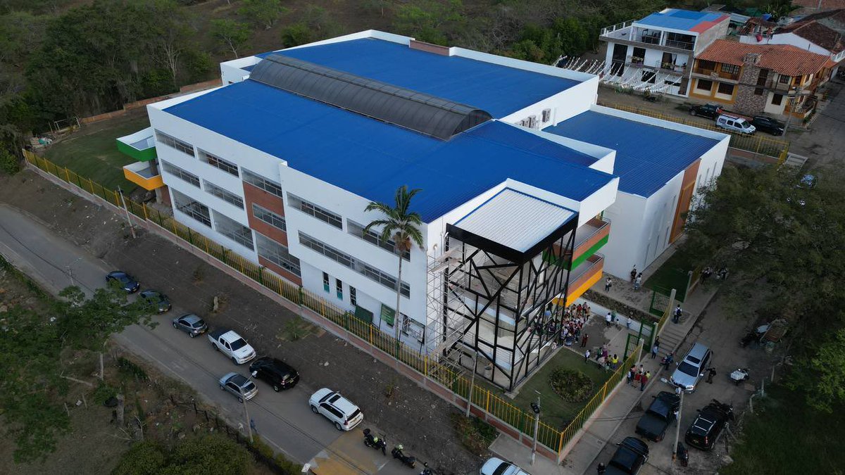 MAguilarHurtado's tweet photo. ¡Lo prometimos y lo cumplimos! Hoy Inauguramos el megacolegio Pedro Santos Sede A en #Pinchote, invertimos más de 16 mil millones de pesos para una edificación de 3 pisos con una 27 aulas, 4 laboratorios, auditorio, restaurante escolar, baños y área administrativa, para así lograr que cerca de 600 estudiantes de zonas urbanas y rurales reciban educación de calidad en las mejores instalaciones.