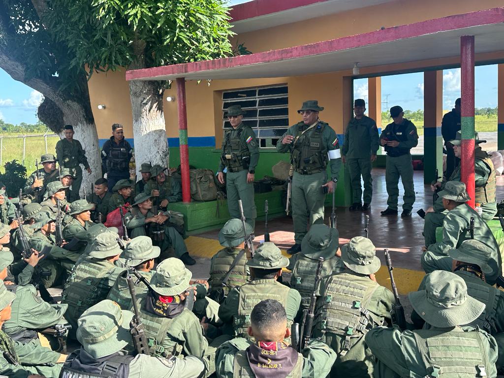 El GD Pablo Beltrán Pérez Villamizar, Director General de Salud, dió una conferencia al personal que ingresa al área de responsabilidad sobre la línea de facto en nuestra Guayana Esequiba, sobre las MEDIDAS PREVENTIVAS PARA EVITAR CONTAGIOS DE PALUDISMO, DENGUE Y LEISHMANIASIS.