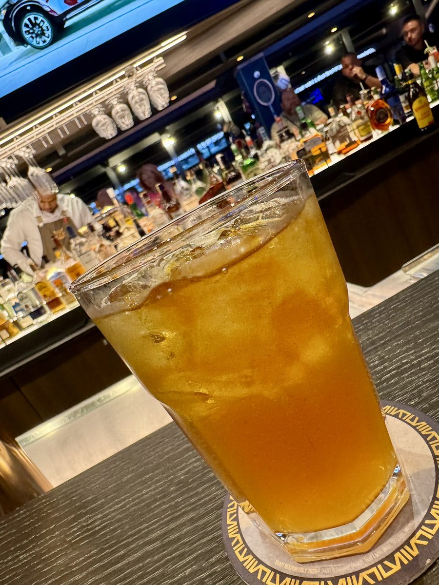 DaveInOrlando's tweet image. 5 more hours of a drink pkg!  Getting the night started with a SCOTT @shlov1 

#DarkAndStormy