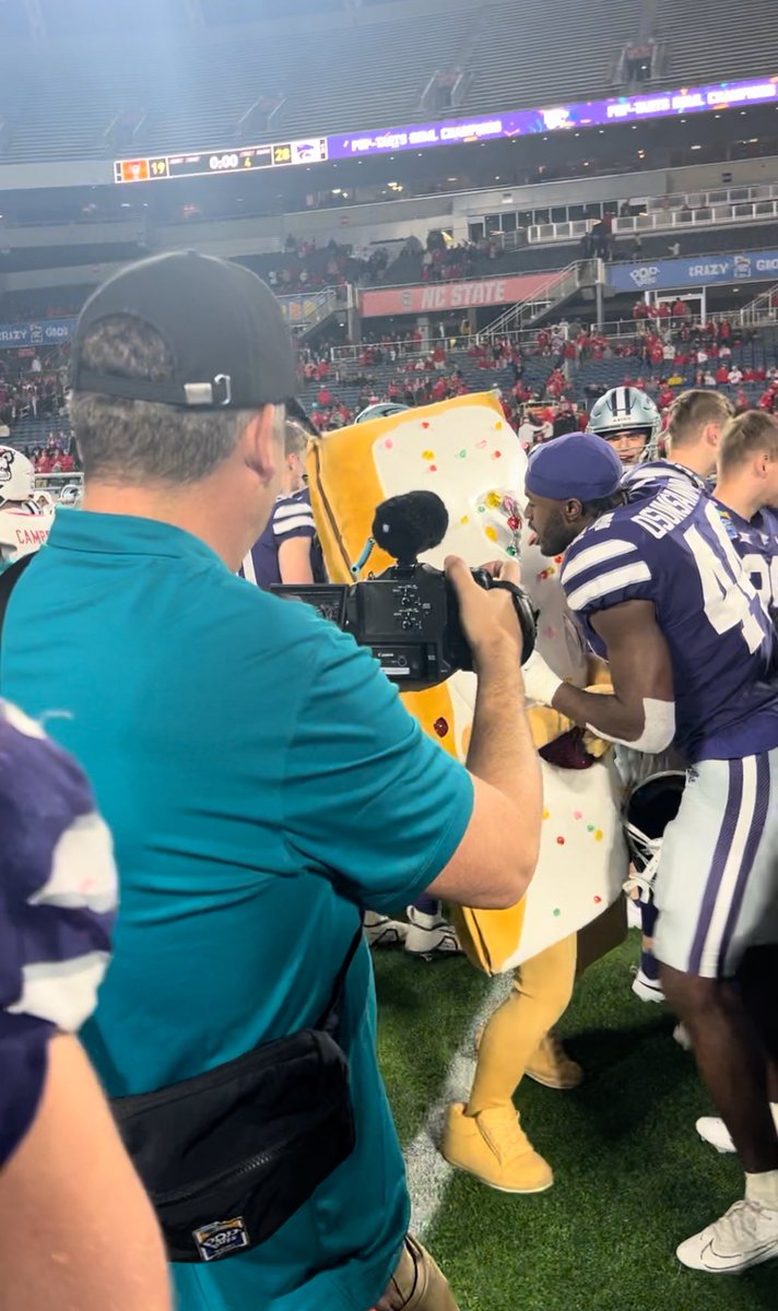 rodger's tweet photo. WHAT IS GOING ON AT THE @PopTartsBowl https://t.co/XTou7ho5Yx