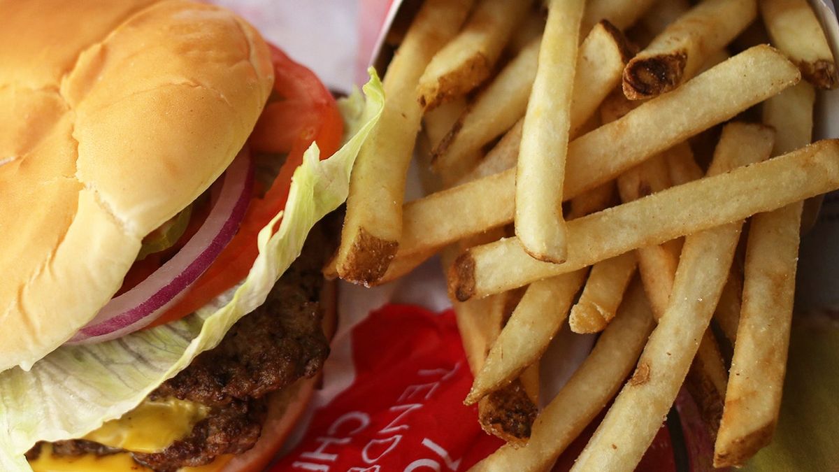 Wendy’s Jr. Bacon Cheeseburgers are only 1 cent this week – here’s how to get one fox2detroit.com/news/wendys-jr…