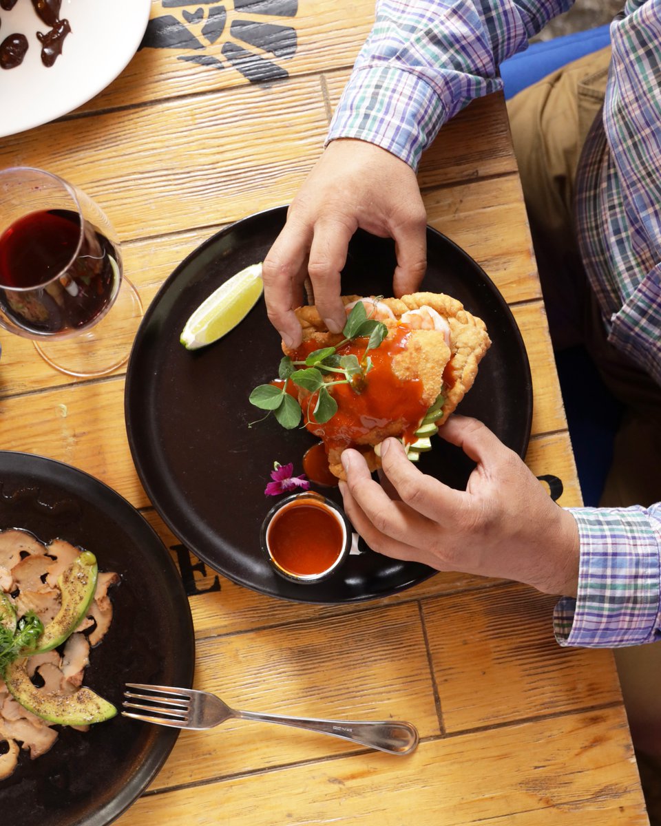 Empanada de camarón estilo la Viga del festival gastronómico "Azul Profundo en Azulísimo". Va rellena de camarón, pico de gallo y rebanadas de aguacate. Únicamente por tiempo limitado. Reservas en azul.rest.

#festivalgastronómico #azulprofundo #azulísimo