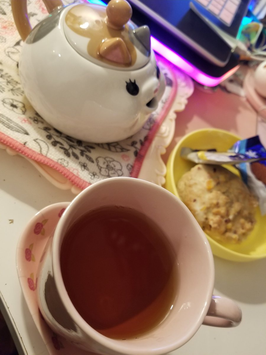 ladylawga's tweet photo. I love a teapot that spills 99% of the content inside 😭😭😭 https://t.co/hCEl7pjLYb