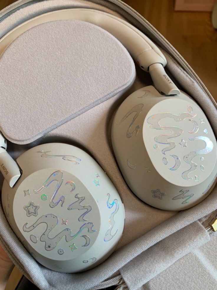 lebihcerah's tweet photo. headphones for self reward

— a thread https://t.co/JbxltBoEHR