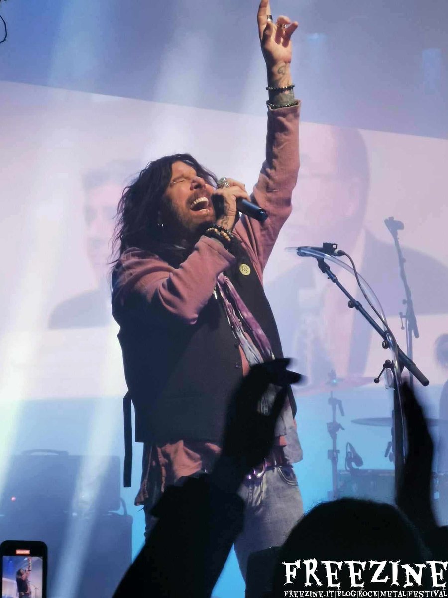 TheDeadDaisies's tweet photo. Freezine took some rockin' pics at our Cvetličarna show in Ljubljana, Slovenia!🇸🇮🤘
Check them out!😎
#TheDeadDaisies #DecemberTour #Europe #Slovenia #Ljubljana #Cvetlicarna #Freezine #Photos #Concert https://t.co/9oSFcw28hS