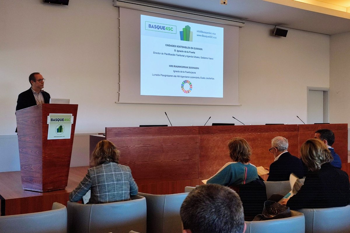 bilbaometropoli's tweet photo. #BilbaoMetropoli30 "Hiri iraunkorrak Euskadin: aurrerapenak, nazioartekotzea, berrikuntza" #BASQUE4SC konferentzian izan da, @Gob_eus|ek antolatua.
Bertan, #Bultzatu2050 Euskadiko Hiri Agendaren bigarren jarraipen-txostena aurkezten da.
#HiriAgenda #Bilbao
📸 @opengela https://t.co/1Uwv2u8uPK