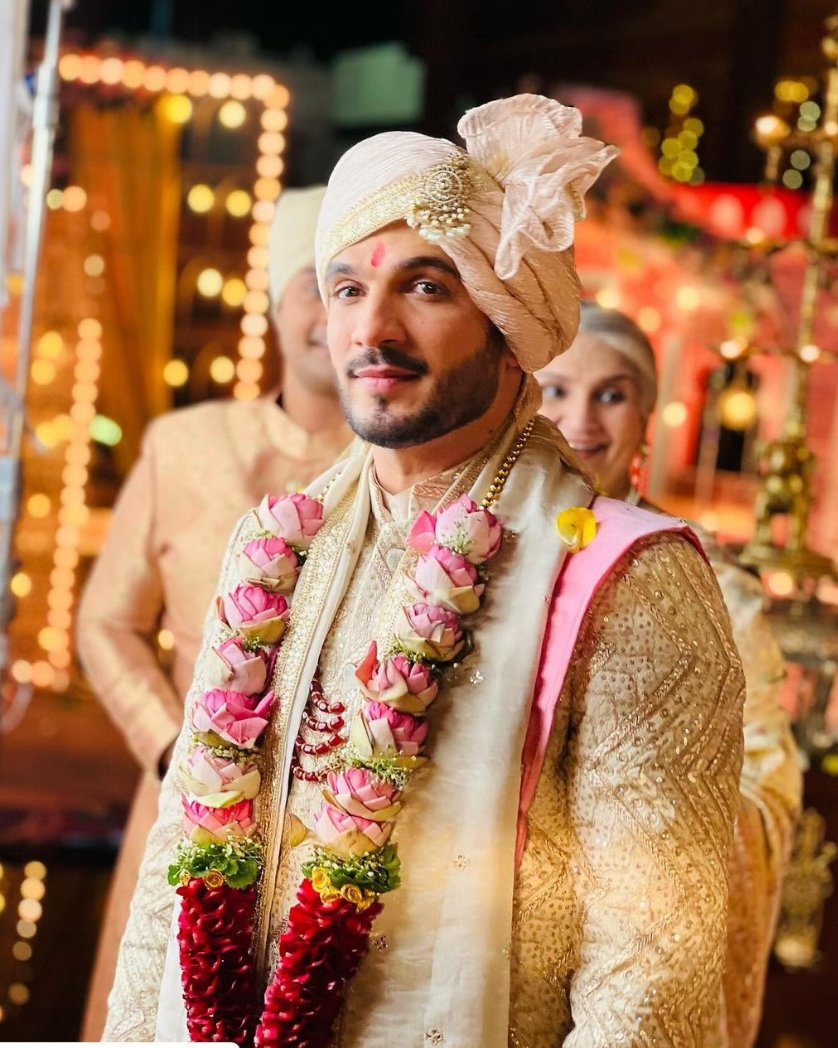 talkingbling's tweet photo. Are you excited for what happens next in Prateek Sharma’s popular show #pyaarkapehlaadhyayashivshakti take a look at these gorgeous wedding celebrations sequence from the set!
.
.
.
.
#weddingsequence #arjunbijlani
#nikkisharma #onsetvibes #leadjodi
#talkingbling https://t.co/Fnba1PpwSd
