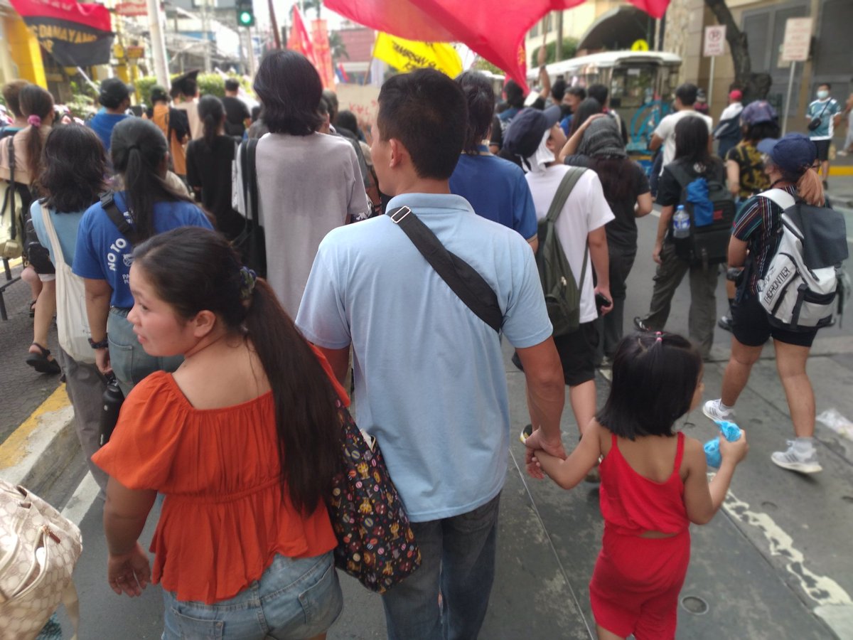 TheKejOfGlory's tweet photo. Laban ng tsuper, 

Laban ng pamilyang Pilipino 🥺

tara sa Mendiola!
#NoToJeepneyPhaseout https://t.co/tx9tsSahRx