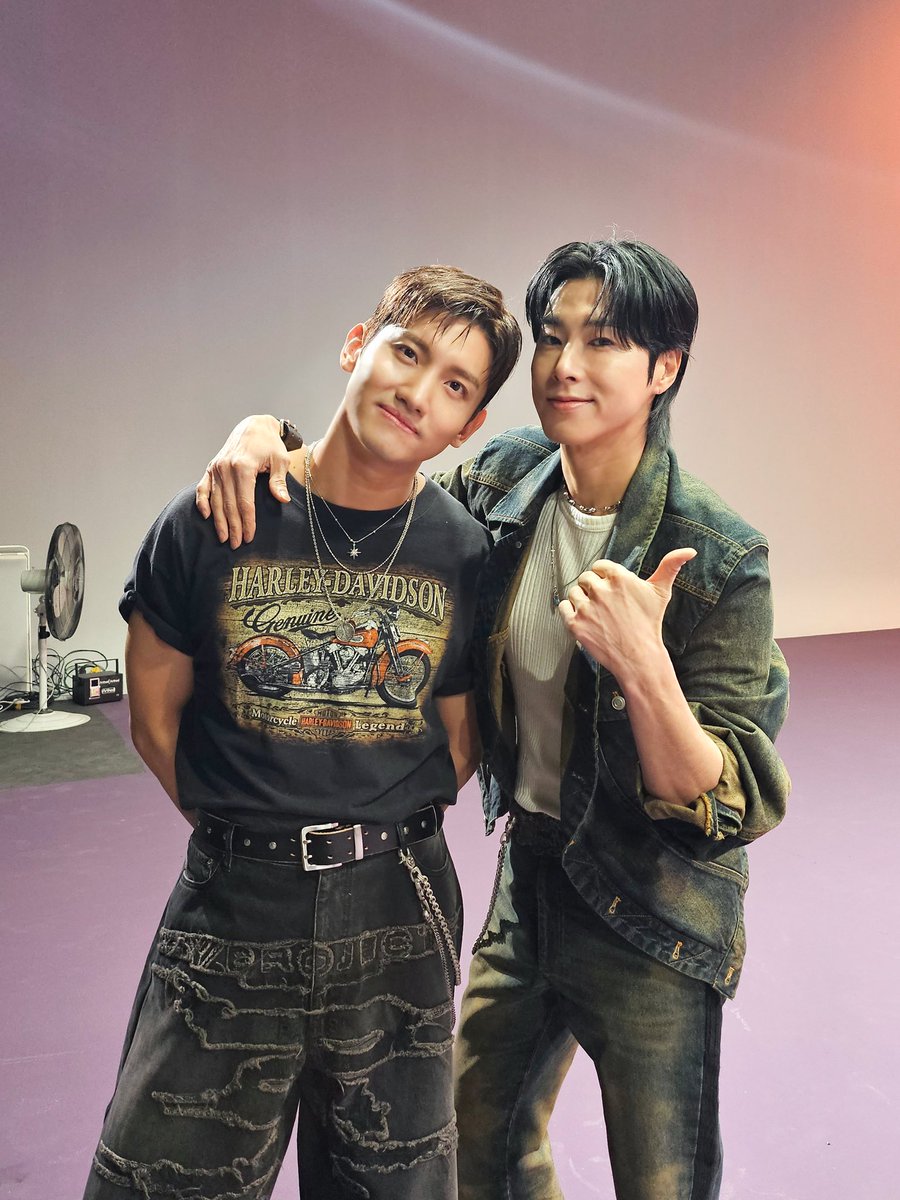 TVXQ's tweet photo. 원더킬포에서도 시그니처 포즈☺️🫳🏻🫷🏻
We are TVXQ!

#동방신기 #TVXQ! #東方神起 
#UKNOW #유노윤호 #MAXCHANGMIN #최강창민
#1theK #원더케이 #원더킬포 https://t.co/JT6Bg7zOxT