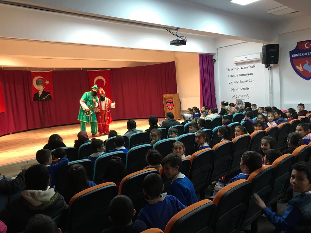 Eskil_MEM's tweet photo. Aksaray Belediyesi  Kültür ve Sosyal İşler Müdürlüğünce düzenlenen Hacivat -Karagöz Tiyatro Oyunu Eskil Ortaokulu Konferans Salonunda gerçekleştirildi. Tiyatro öğrencilerin büyük ilgisini çekti. @aksarayvaliligi @malikumbuzoglu @Aksaray_MEM @metinalpaslan40 @TC_Eskil @brahimKler2 https://t.co/5P7Kfp1THX