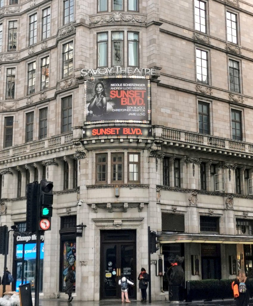 RachelCrowPR's tweet image. I have seen A LOT of musicals over the years but I have never, and I mean NEVER, seen a performance like the one I saw @SavoyTheatreLdn yesterday. @NicoleScherzy is breathtaking as #NormaDesmond and is every inch 'the greatest star' 🌟