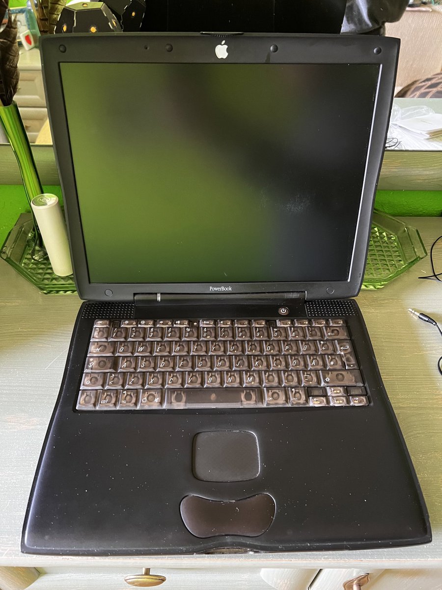 MacWyznawca's tweet image. Dawne czasy (1998), kiedy komputery robiono z plastiku… #PowerBookG3
Ach, czekaj 😉 niektórzy nadal robią