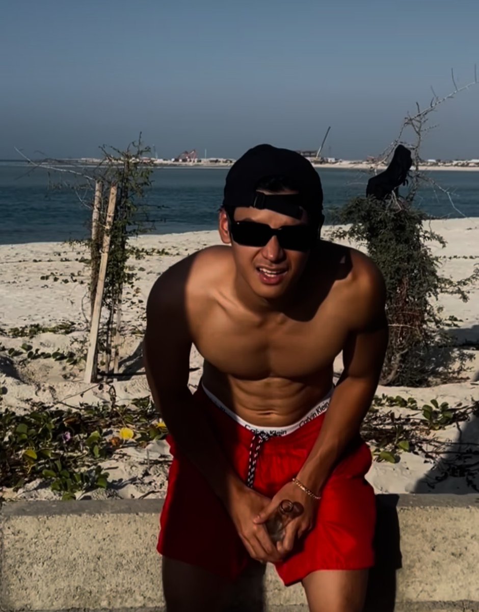 iamitch612's tweet photo. Everything about YOU in  🇦🇪 this  December 2023 

🌻💙☺️

@dustinyuu // #DustinYu https://t.co/haFsOG2eR4