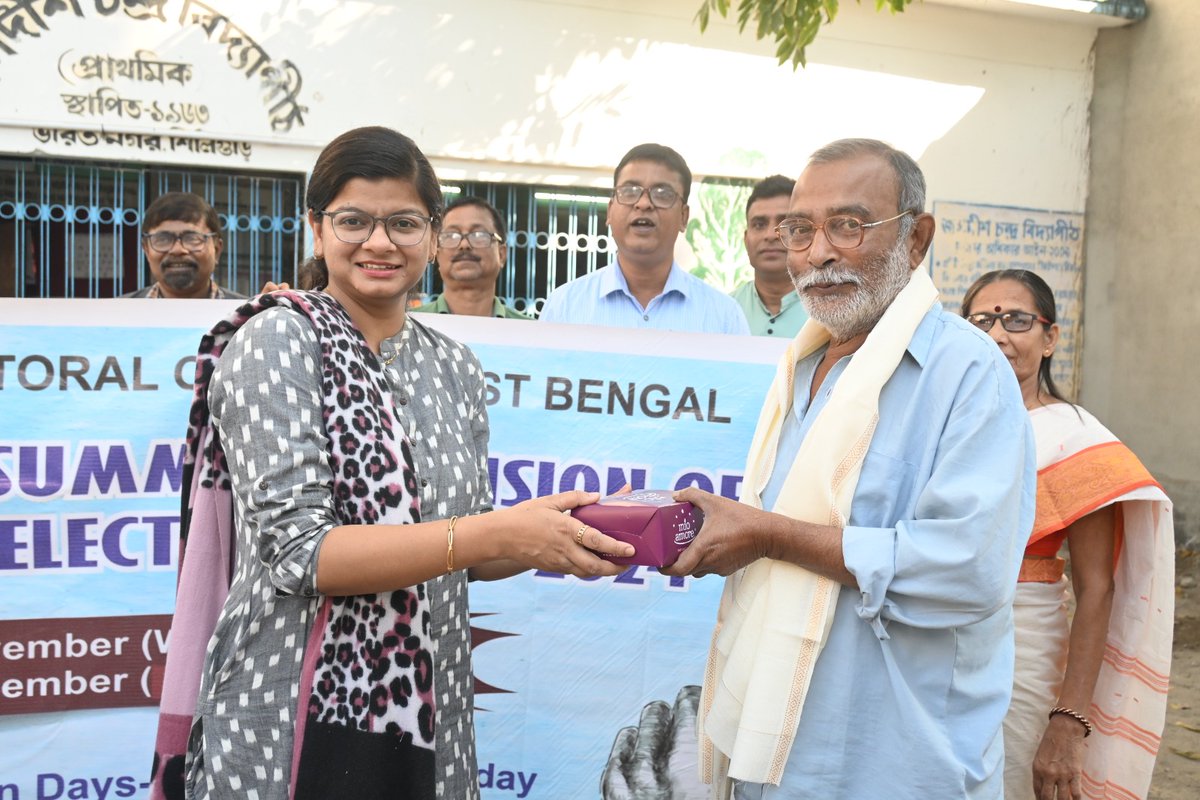 CEOWestBengal's tweet photo. Felicitation of Senior electors and plantation as a part of SVEEP activities by ERO of Siliguri Sub Division of Darjeeling district of West Bengal.
#SveepActivity
@ECISVEEP
@SpokespersonECI
@rajivkumarec
@anuj_chandak https://t.co/TNblRz3j2h