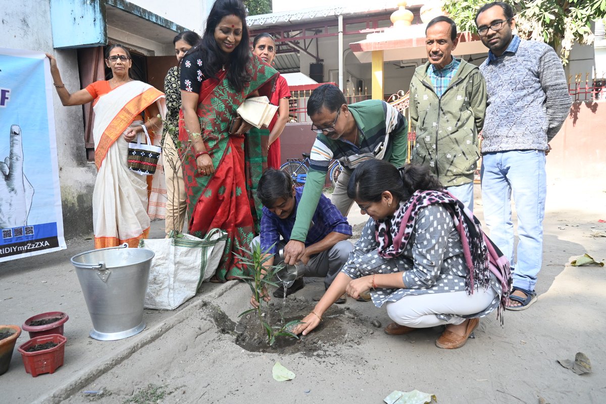 CEOWestBengal's tweet photo. Felicitation of Senior electors and plantation as a part of SVEEP activities by ERO of Siliguri Sub Division of Darjeeling district of West Bengal.
#SveepActivity
@ECISVEEP
@SpokespersonECI
@rajivkumarec
@anuj_chandak https://t.co/TNblRz3j2h