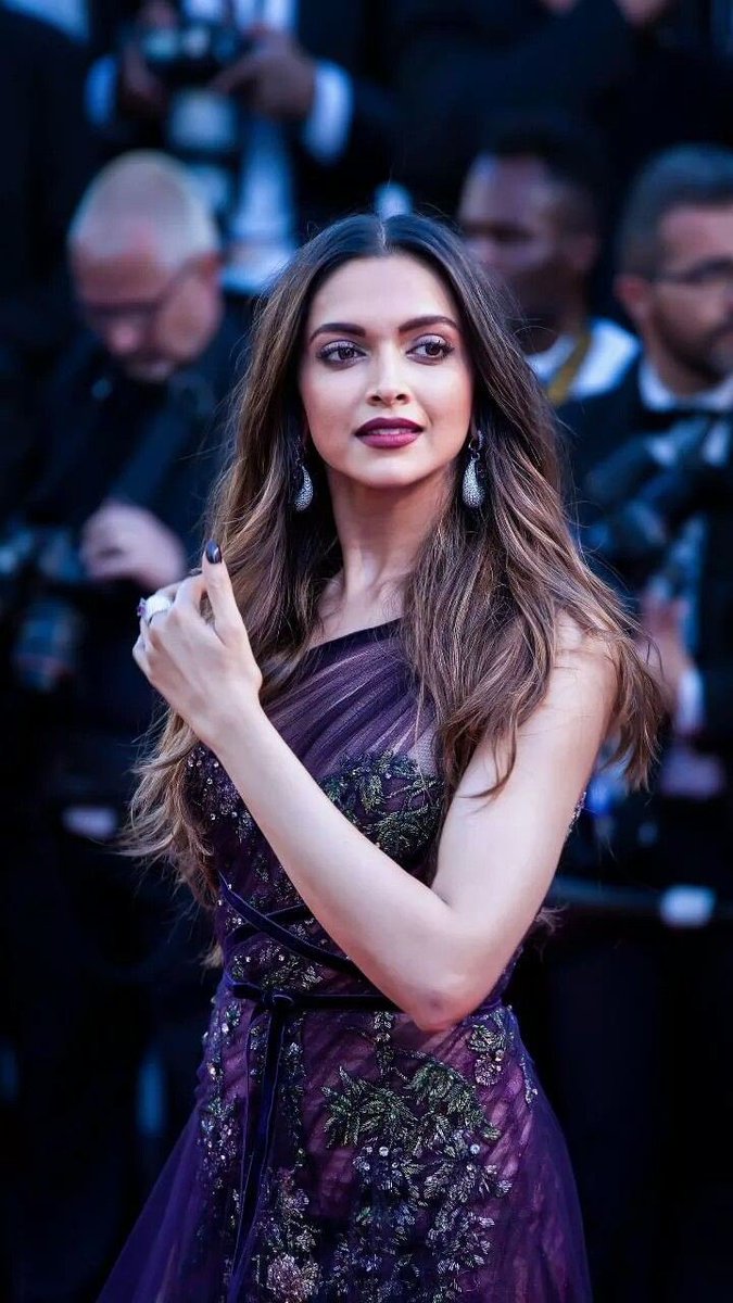 Tiny_____heart's tweet photo. Priyanka OR Deepika https://t.co/TtVkqJUQ70