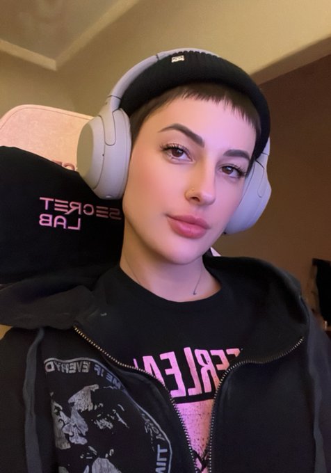Semi hair reveal, I might actually be growing it out&hellip; for now! Anywaysss, follow me on twitch https://t