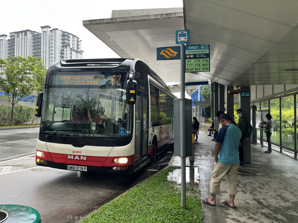 Singapore is a transit mecca. As someone coming from the US, it challenges a lot of the assumptions we often hear about how transit “should” work. A few observations…🧵