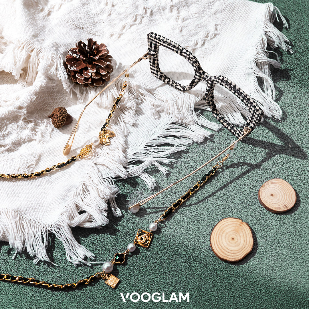 Link the modern and classic by #vooglam new in #houndstooth and #floral chains. #newyear #glasses #addyourprescription Order: vooglam.com/goods-list/119…