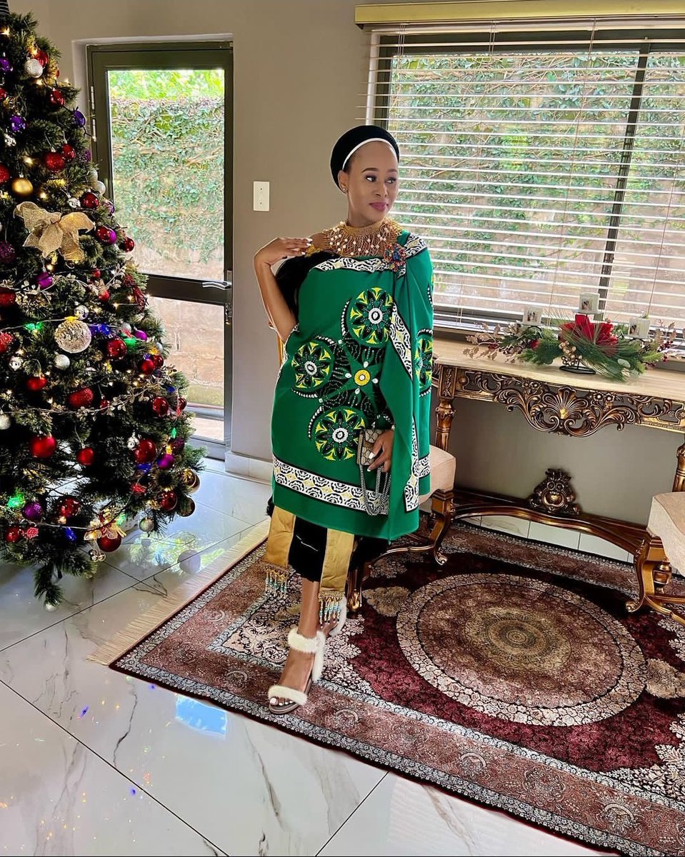 Senator Fezeka Dlamini looking festive
#tistheseason #beautiful #jolly #TiniTwitter