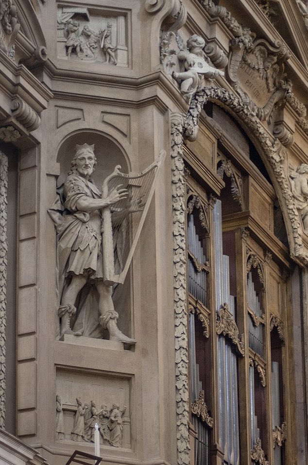 Restani_Claudio's tweet photo. Oggi è #SanDavide.
Buon onomastico @DavideParravic1 @DavideSilvestr6
👇🏻Statua del #ReDavide, presbiterio in #SanPetronio a Bologna.
Sopra e sotto due bassorilievi: ⬆️Davide che compone i Salmi; ⬇️trasporto dell’#ArcaDellAlleanza a #Gerusalemme, Davide danza in onore del Signore. https://t.co/35qfQEUJ52