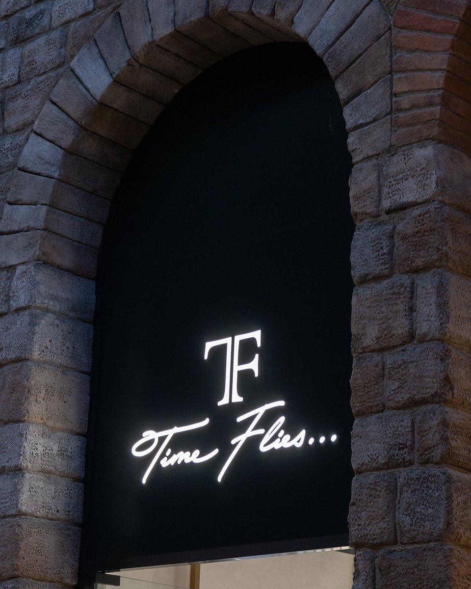outletvillage's tweet photo. Timeless elegance awaits at Time Flies, The Outlet Village! ⌚✨ Elevate your style with our exquisite collection of watches that blend sophistication and precision.
#TheOutletVillage #TimeFlies #PlacesToShop #ThingsToDo https://t.co/6ABN574KGB
