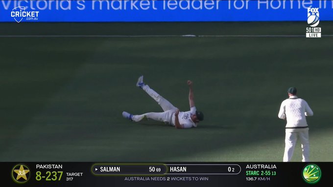 Mitch Marsh hangs on to a high pressure catcg 📹 Credits: Twitter/cricketcomau