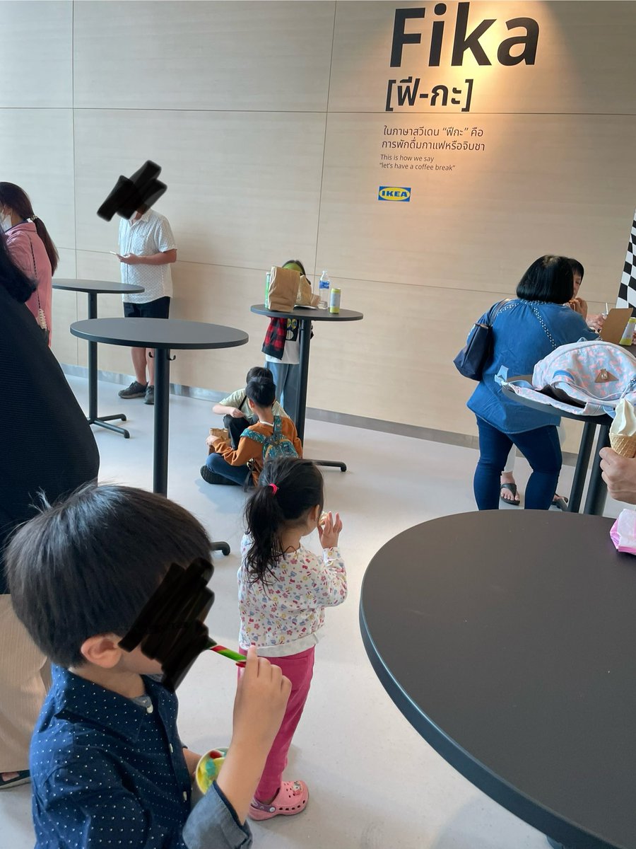 Ikea สุขุมวิท สอบตก เรื่องความเป็นมิตรกับเด็กแบบมากๆ บริเวณที่เป็นที่ซื้อ ไอสครีม นี่มันคือมีเด็กเยอะอยู่แล้ว .. แต่โต๊ะแต่ละตัว นี่สูงเท่าหัวเด็ก แถมไม่มีเก้าอี้ ให้นั่ง เด็กต้องมานั่งพื้นกัน