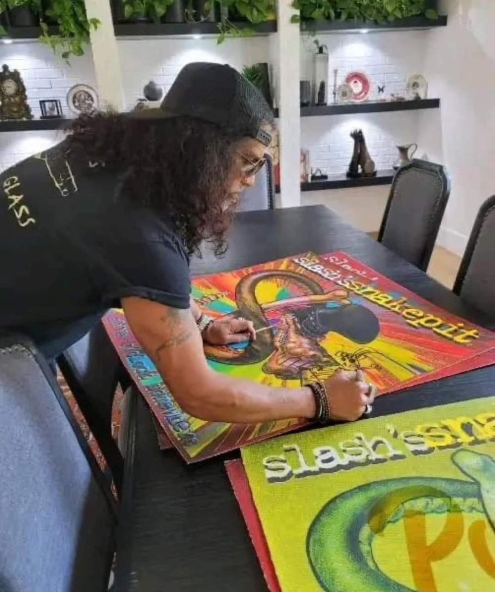 😍 #Slash #autographs #RnR <a href="/SlashFCBrasilia/">SMKC Brasilia</a> <a href="/mx_slash/">Slash Army Córdoba</a> <a href="/conspiratorita/">CONSPIRATORS ITALIA</a> <a href="/GreeceSlash/">Slash_Greece</a>