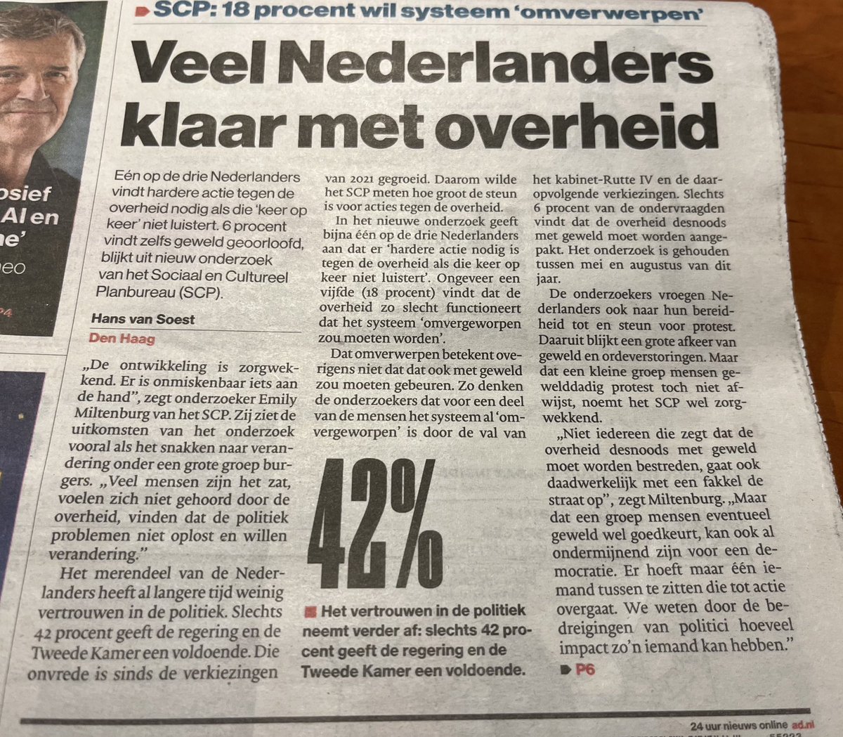 De overheid. Dat zijn wij met z’n allen. Het weg met regels, bestuurders en ambtenaren dreigt ons tot een bananenrepubliek te maken.