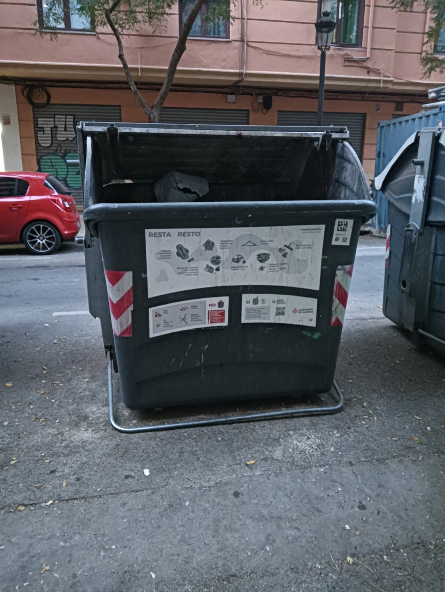 Más de 4 meses con el contenedor roto y sin arreglo. <a href="/AjuntamentVLC/">Ajuntament València</a>  frente al número 16 de la calle Honorato Juan
