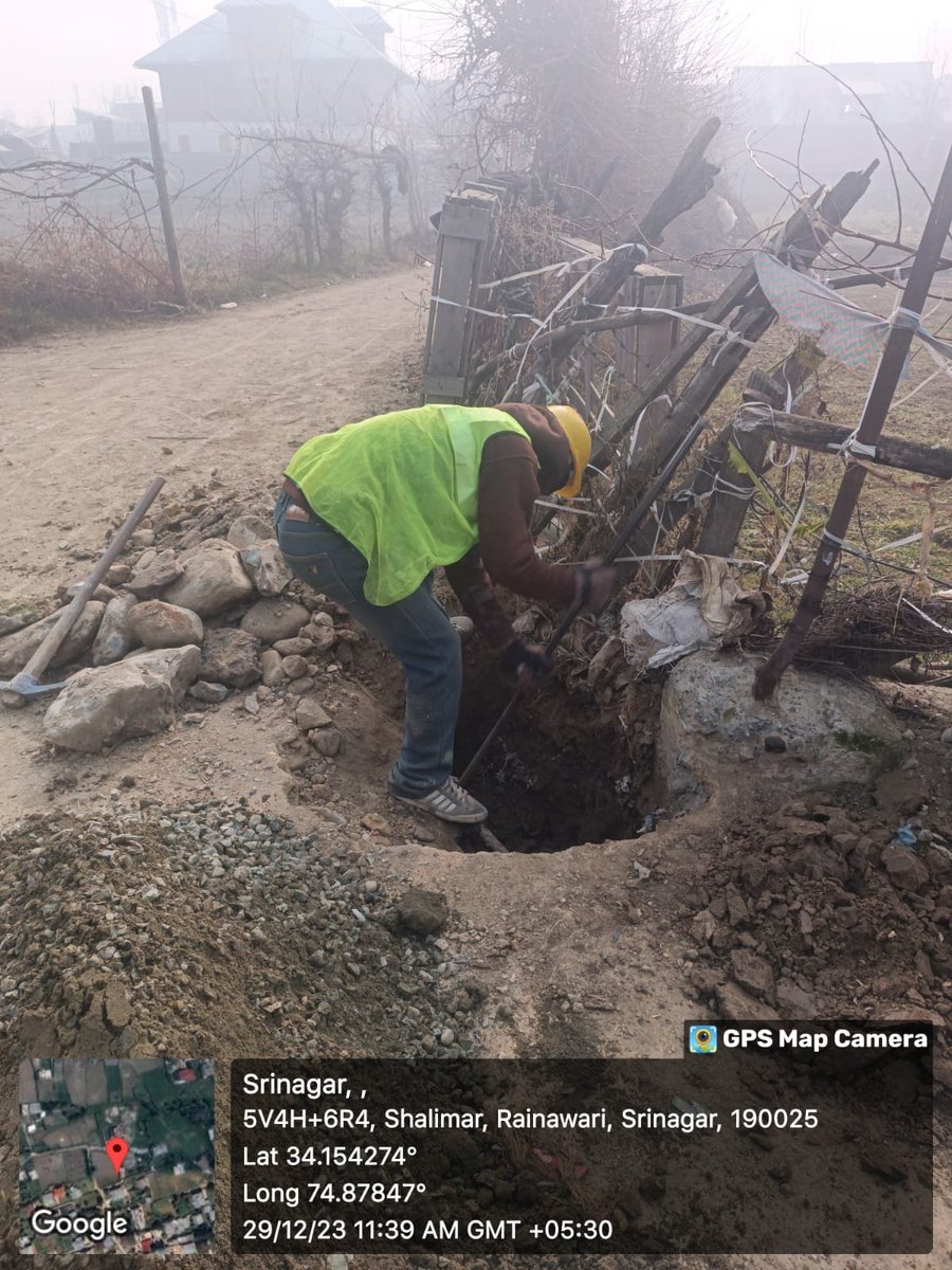 kpdcloffice's tweet photo. #RDSSWorksSrinagar
Fixing of DTR Structure at Sonwar F-03 is in progress today. 
Pit excavation at Shalimar F-3, both in  ED I, Srinagar, also in progress under Flagship Loss Reduction Scheme. 
@diprjk @OfficeOfLGJandK @Raj576113 @mussarat_zia