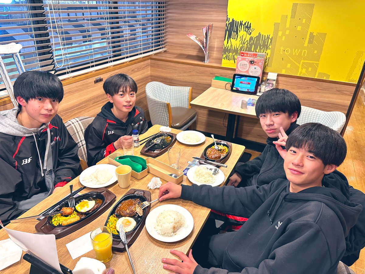 bj_JUNIOR_YOUTH's tweet photo. 【 U14】🏆ECC CUP U14🏆
bj YOUTHがECC CUP U14に参戦しました⛹️♂️
4試合戦い、結果は2勝2敗となりました📈
大舞台で貴重な経験ができた3日間💮
残り3ヶ月のシーズンとなりますが、チームのスタイルをより確立できるよう取り組みます👍
#bjアカデミー #bjクラブ #bjYOUTH https://t.co/CtpNhi03JD
