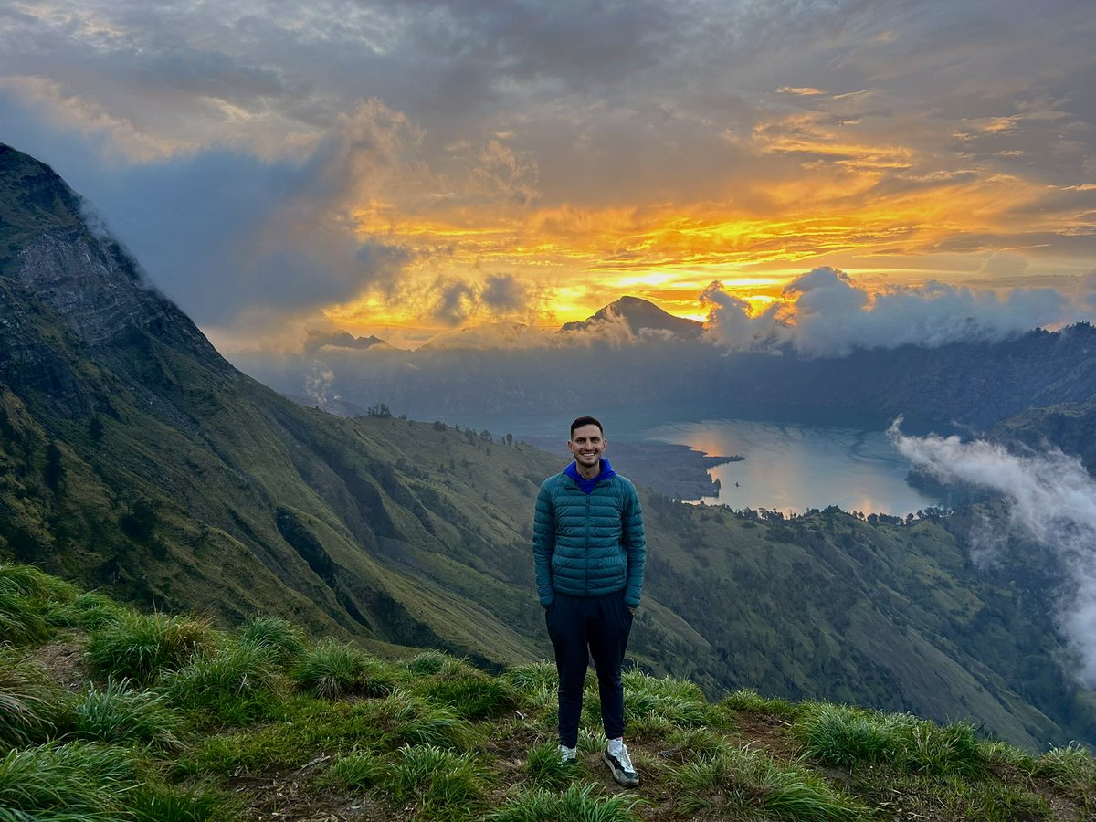 Climbing Mount. Rinjani  🌋🐒