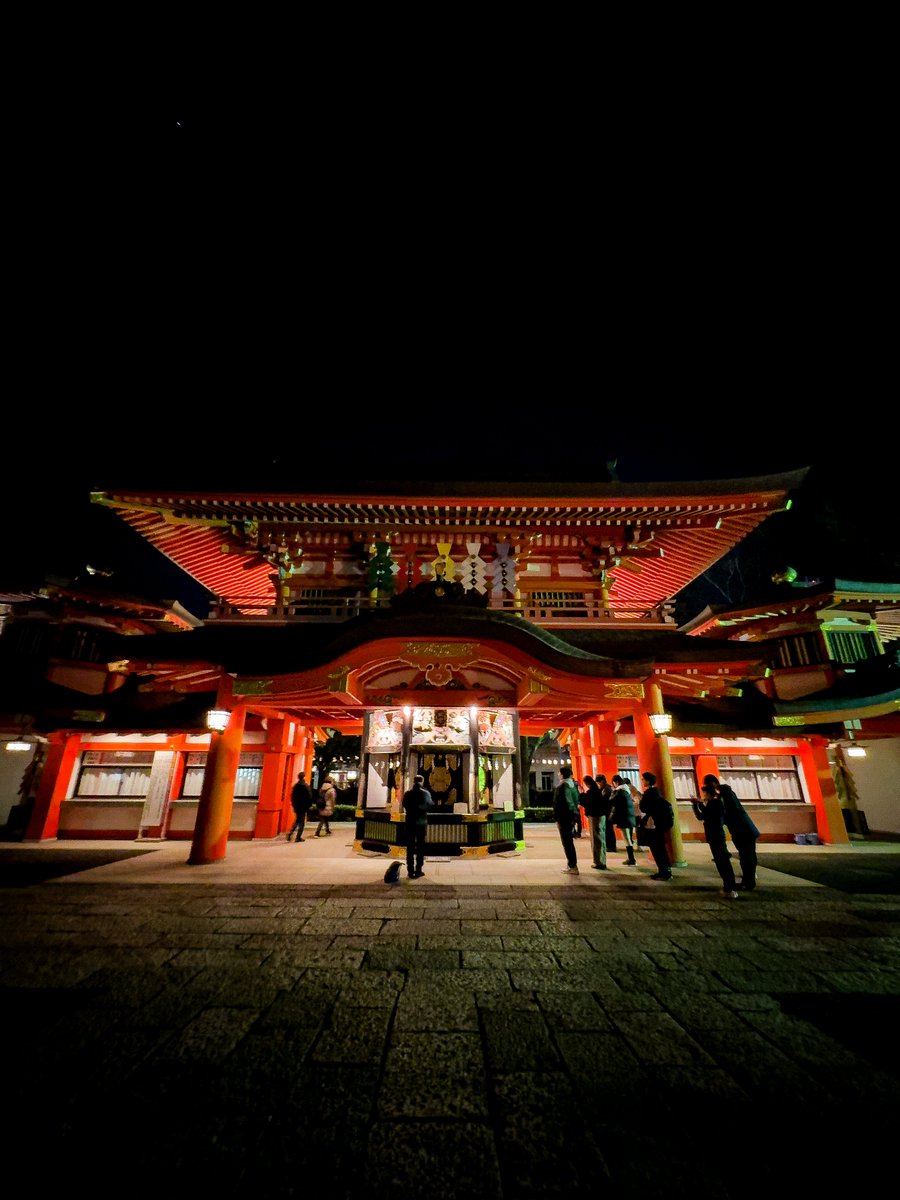 izmii___'s tweet photo. 千葉神社の「納めの妙見」、供えられた願掛符を神職が念を込めて燃やす神事。
燃え上がる忌火が年末の夜に良く映える。
こういった炎を見ると落ち着く。。 https://t.co/EUTvBYSo2Q