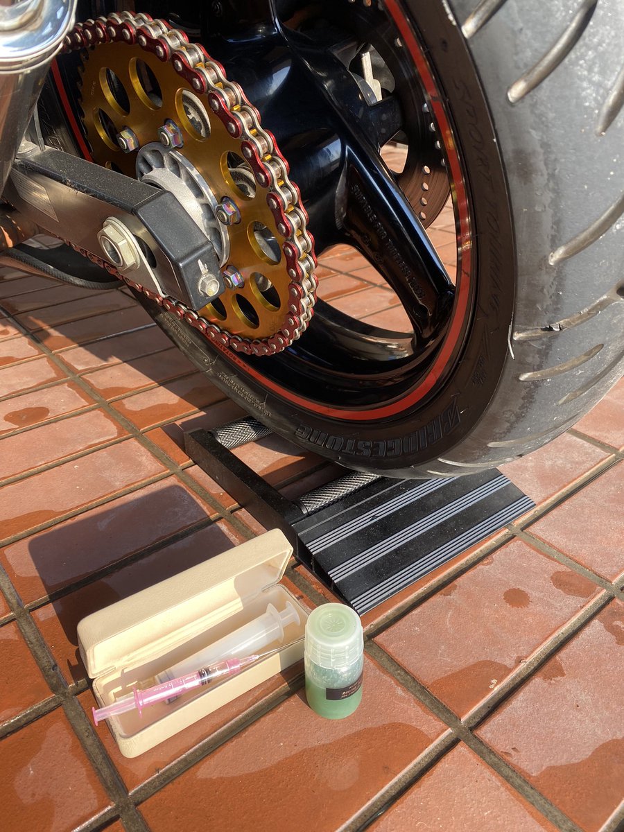 NORI_GSX1300R's tweet photo. でも大丈夫👌
うちには Racing Taskがある☺️

塗って放置して明日拭きあげ😆
ここまで錆びた事ないから
楽しみ😊
（ついでにブサも塗布）

#PRIDE1
#RacingTask https://t.co/1xR4W1R44T