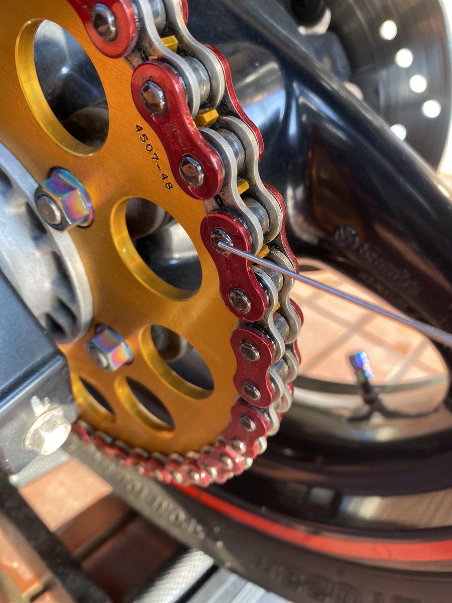 NORI_GSX1300R's tweet photo. でも大丈夫👌
うちには Racing Taskがある☺️

塗って放置して明日拭きあげ😆
ここまで錆びた事ないから
楽しみ😊
（ついでにブサも塗布）

#PRIDE1
#RacingTask https://t.co/1xR4W1R44T