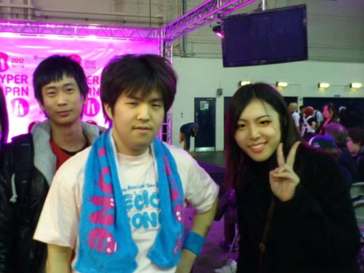 HashimotoKotoe's tweet photo. 今日は従軍慰安婦について誰も知らない話しをしようと思う。

慰安婦200人VS童貞憲兵隊員の胸が熱くなる本当にあった話じゃ。

わかるか。20代のピチピチ慰安婦200人による童貞憲兵争奪戦の実話じゃ。

まず、慰安婦とは何か知らん人もいるから最初から話すぞ。

慰安婦とは、お金をもらって性的サービスを提供する今でいう風俗嬢じゃ。

現代のソープランドも警察に営業許可を貰って開店しているように、

慰安婦たちを雇う「慰安所」は日本陸軍に営業許可をもらい、陸軍に付いていったんじゃ。

戦争をすると男は興奮するからな。

そして兵隊は給料を貰うが、戦地で使い道なんてないからな。

当時の慰安所は総理大臣と同じくらいガッポリ稼いだんじゃ。

じゃあどんな様子だったか。

1940年に憲兵兵長だった中川公平氏（当時24才）の証言を紹介するぞ。

『僕は、湖北省漢口市にあった慰安所の警備を命令された。ビックリしたよ。なんで憲兵がそんなとこを警備するのかって。

でも、慰安婦の中にスパイが紛れていたり、反対に酒に酔った兵が慰安婦に乱暴なことをしないように、警備は必要だったんだ』

『でも、着任したとき、ついうっかり司令官に、僕は女性経験が無いから慰安所警備は嫌だ、駅などの警備がいいと不満を漏らしたら、

翌日には慰安所の200人の女の子たちが僕が童貞だと知れてしまってね』

『女の子たちは僕に白いハンカチを預けて、抱きたいと思った1人にそのハンカチを渡せっていうんだ。

それで色々誘惑してくるんだよ。僕の童貞を奪った慰安婦が1番の慰安婦だといって！歩くとおっぱい見せてきたり！』

『僕は憲兵だからね。ふざけるな！と怒った。でも、女の子は笑うだけ。

あるとき、1人の女の子がイチジクを持ってきてね。食べて、と言うんだ。

懐かしい日本の味だから食べたら果汁で手がベトベトになり、ハンカチでつい手を拭いたんだ。

そしたら、サッと女の子に取られてしまったんだ』

『このハンカチ、私に下さい、今日はお風呂に入って1人もお客様をとっていませんから、来て下さい…と言われてね、

つい僕もハンカチを返せとは言えなかったよ笑』

『それでね、数日後、その慰安婦が泣いていたんだ。

あれ、やっぱり僕のせいかなと思って事情を聞いてみると、手に札束を持っていて泣いている。どうしたのそれ、と聞いたんだ』

『そしたら、1人の若い兵隊が、明日の作戦で僕は死ぬから、もうお金はいらない。僕が持っているお金をぜんぶあげる。

今日がはじめてでした。女の人の身体は、本当に柔らかいのですね、といって帰っていった、と彼女は言い、泣いていたんだ』

この話を聞いてどう思う？

ワシはな、従軍慰安婦は売春婦ではないと思う。

皇軍将兵の妻であったからこそ、夫たちの戦死に妻は泣いたんじゃ！

しかし、時が経ち、平成になると、この慰安婦たちを「性奴隷」だというヘイトが蔓延した。

よくブロックする河野太郎議員のパパ、河野洋平という人がこのヘイトを言い出した。

「河野談話」という。

慰安婦は日本人も台湾人も朝鮮人も沢山いたのに、

「朝鮮人だけしか証言させない」という人種差別を支持し、

しかも証言を聞き取り終わる前に「性奴隷だ」と、決めつけた報告書を作成していた。

この「河野談話」という「女性差別」は

岸田文雄政権も支持を表明しとるんじゃ。

酷すぎだよな！

そんなパパを持つ河野太郎氏に対して、中韓は大絶賛じゃ。

韓国のハンギョレ新聞は

「次期日本首相にふさわしい人物1位…父親は「河野談話」の主役」と題した記事を配信。

中国共産党の環球時報は

「河野太郎氏実父の河野洋平氏は、女性たちを「従軍慰安婦」として強制的に売春をさせていたことに日本軍関与を認めている」

と報道し、河野太郎氏の「血筋の良さ」を大絶賛した。

いいか。

慰安婦は性奴隷だったという目的はただひとつ。

これから日本を侵略して、日本人女性を性奴隷にすることの正当化じゃ。

実際いま、外国人による日本人女性への性犯罪が半端ないじゃろ！

気をつけてな、騙されないでな！

河野談話とは、女性差別なんじゃ。

一生懸命働いてお金を稼いでも性奴隷だという差別思想なんじゃ。

ところで写真はロンドンで開催された日本のアニメやゲームの祭典で、中国からきたオタクの方に写真を撮ってくれと言われたワシじゃ。

歴史認識の摩擦は中国との重大なテーマじゃが、とりあえず中国人は日本人女性が大好きそうじゃった。

最後に宣伝させてな！
ワシが書いた『暴走するジェンダーフリー』は慰安婦問題についても詳しくまとめている。
https://t.co/jpbj2vVpNH

電子版もKindle、Appleなど全社あるぞ！

年末年始に読んで、一緒に日本を守って行こうな！